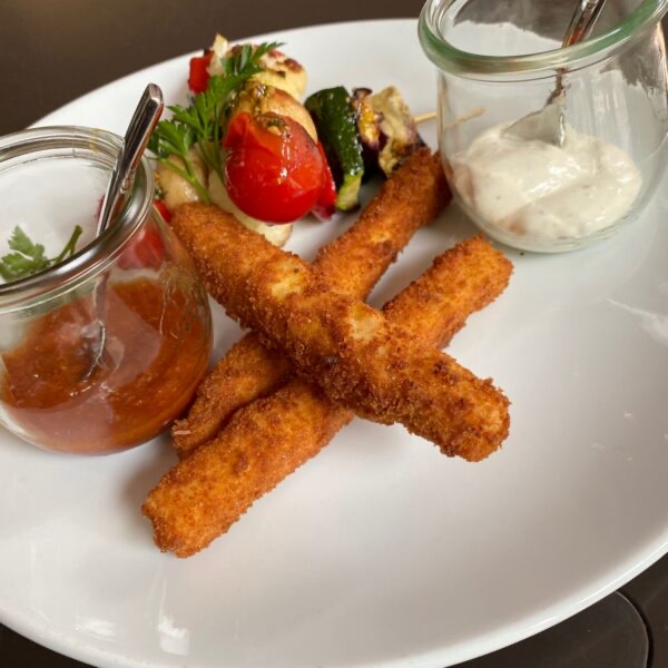 Frittierte Käsestangen mit Dips