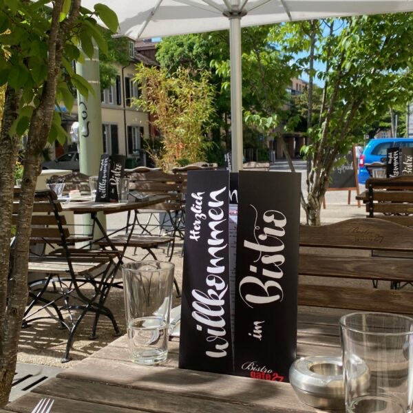 Terrasse mit Willkommensaufsteller