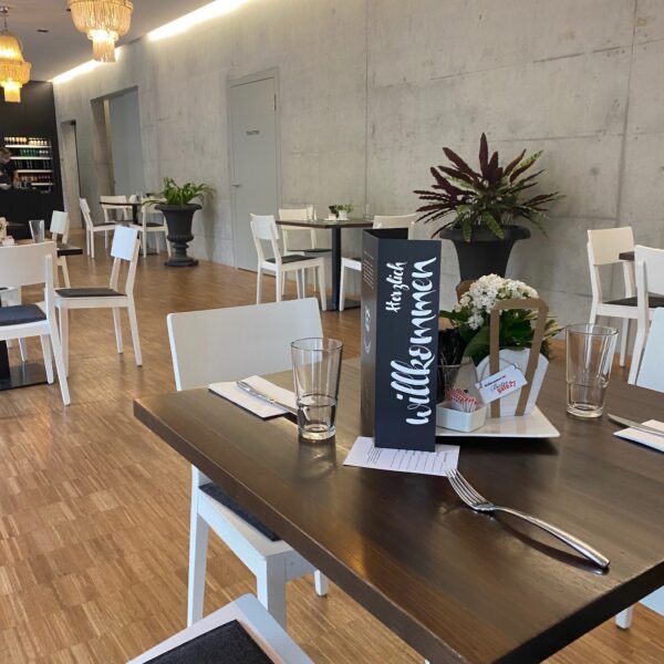 Gedeckter Tisch mit Willkommensaufsteller