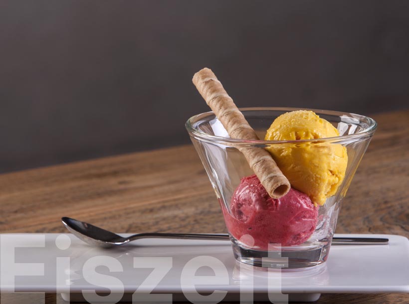 Glace im Glas mit Waffelröllchen