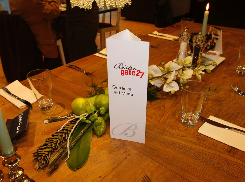 Gedeckter Holztisch mit Menükarte