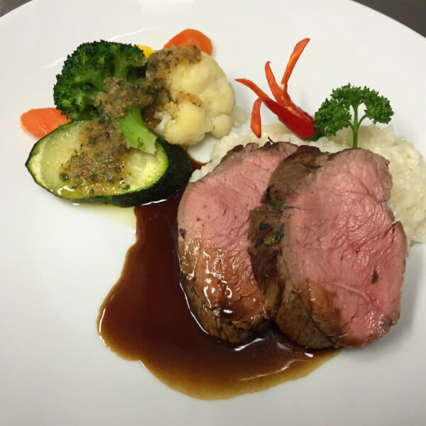 Rindsfilet mit Gemüse und Sauce