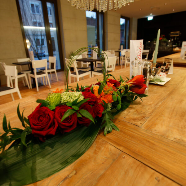 Festliches Blumengesteck auf dem Tisch